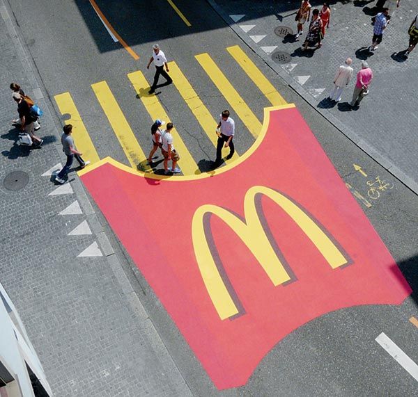 A McDonald's kifesti a logót az útra uerilla marketing példa.