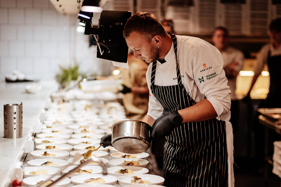 La agencia RGB IDEA GROUP ya ha conseguido celebrar una velada gastronómica con chefs ucranianos y recaudar 2 millones de jrivnias para la apertura de un restaurante social para desplazados en Dnipro.